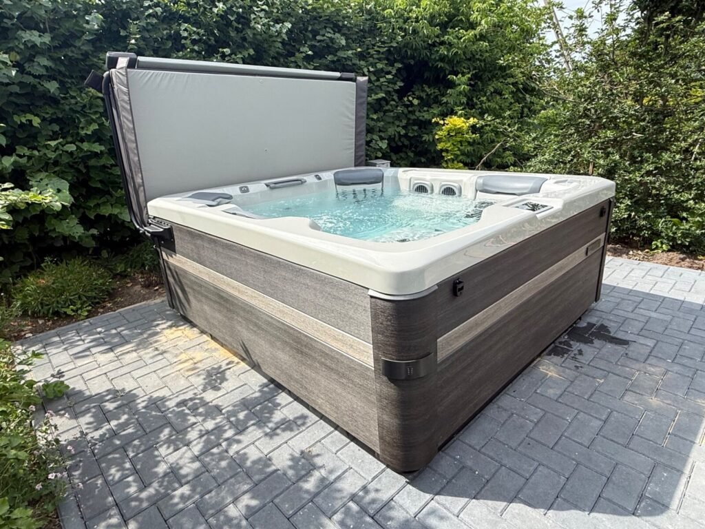 Bullfrog Spas A6L – kompaktowe jacuzzi ogrodowe z leżanką