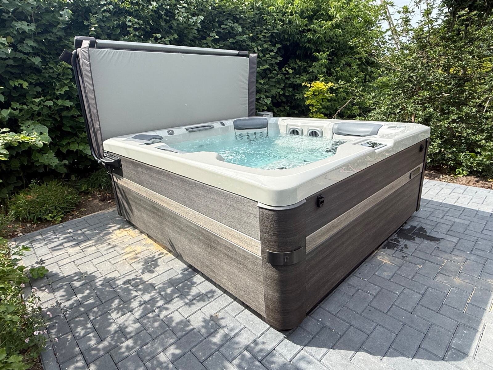 Bullfrog Spas A6L – kompaktowe 6-osobowe jacuzzi ogrodowe z leżanką
