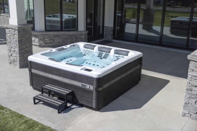 Jacuzzi ogrodowe Bullfrog Spas A7D z dwiema leżankami