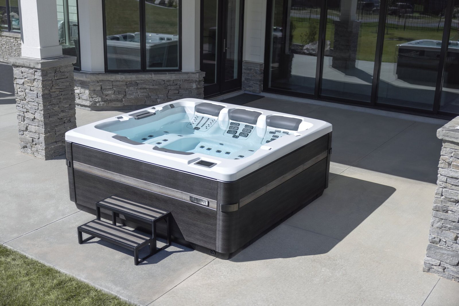 Jacuzzi ogrodowe Bullfrog Spas A7D z dwiema leżankami