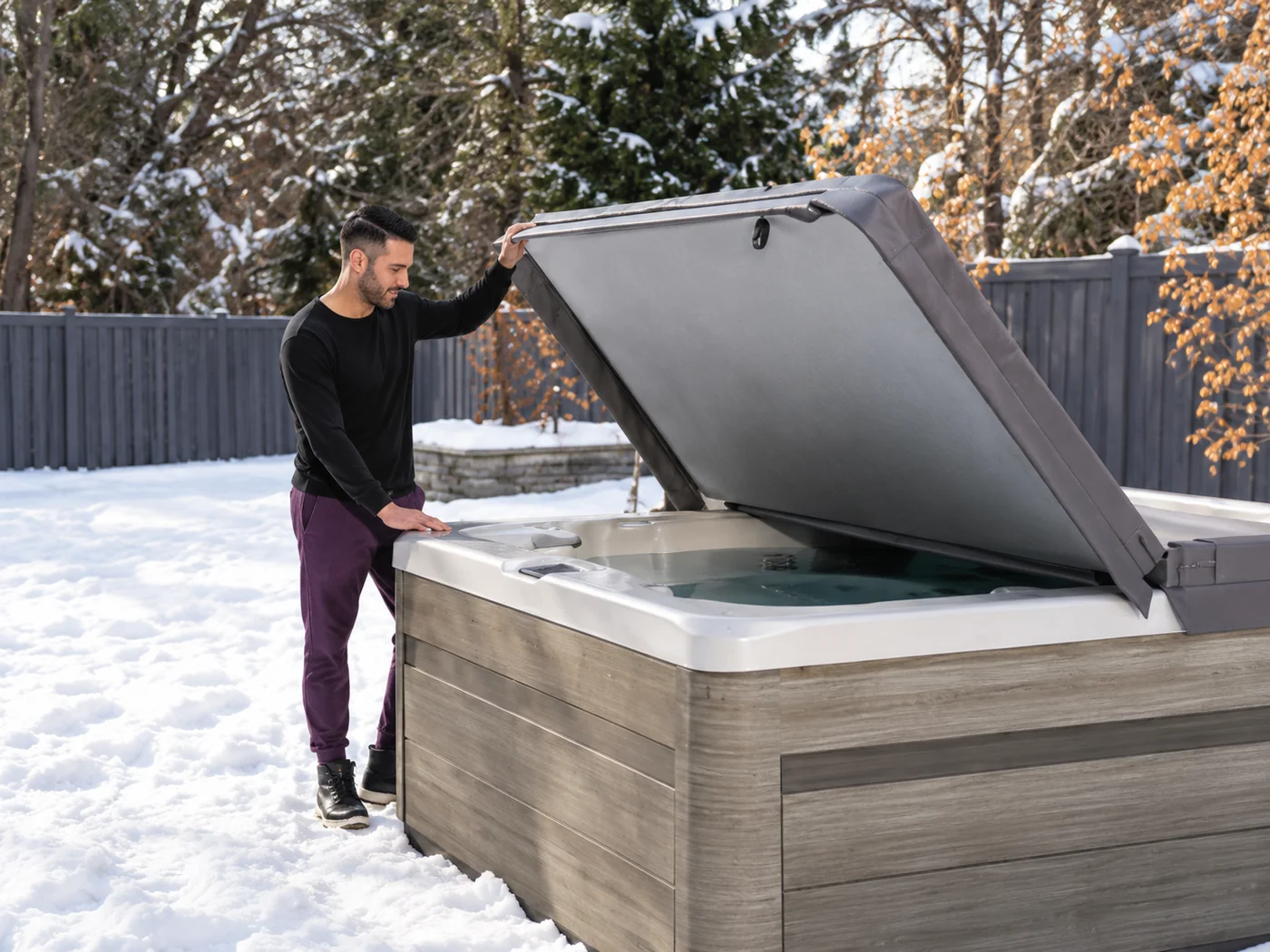 Całoroczne jacuzzi Bullfrog Spas zimą z izolowaną pokrywą SPA