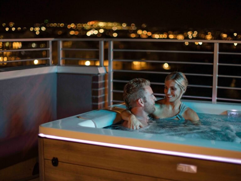 Bullfrog Spas STIL5 – nowoczesne jacuzzi ogrodowe dla 4 osób na tarasie nocą