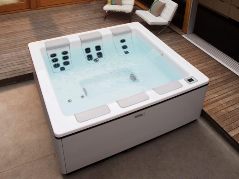 Bullfrog Spas STIL7 – nowoczesne 6-osobowe jacuzzi z dwiema leżankami na tarasie