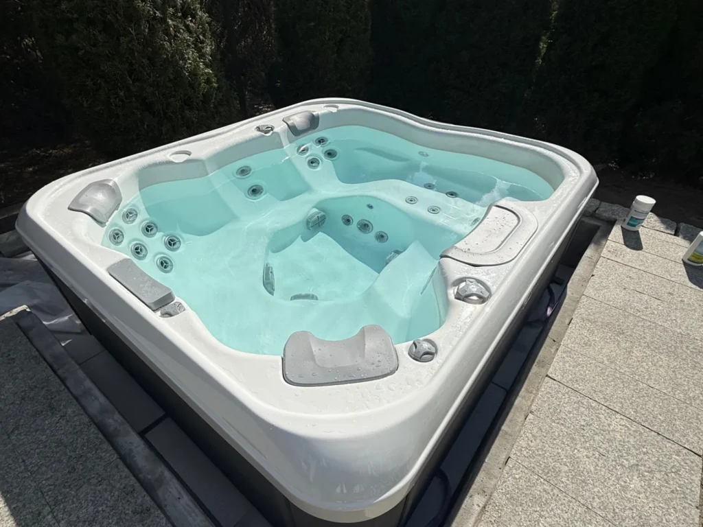Bullfrog Spas X6L – kompaktowa wanna SPA z leżanką