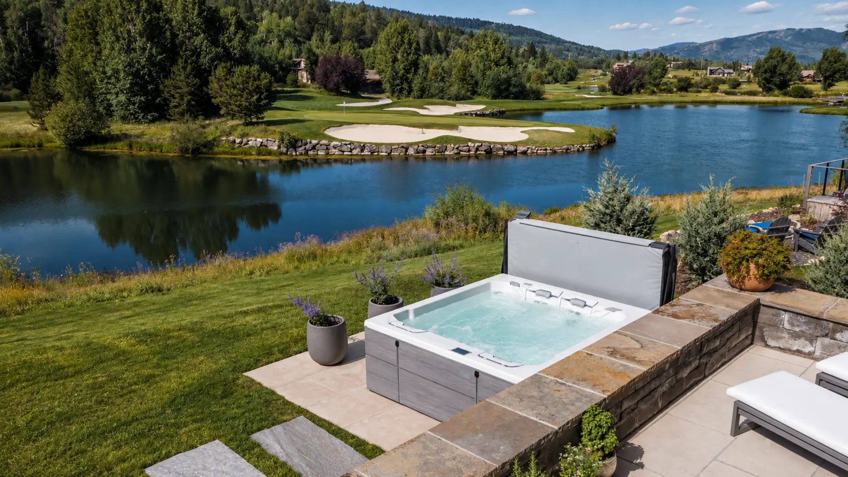 Jacuzzi ogrodowe na tarasie w otoczeniu ogrodu