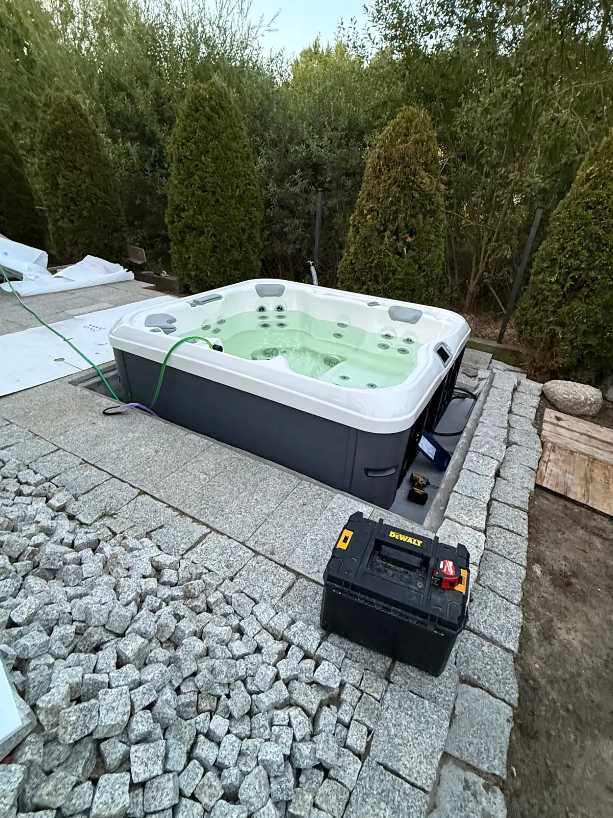 Jacuzzi wpuszczone w przygotowaną nieckę podczas prac montażowych